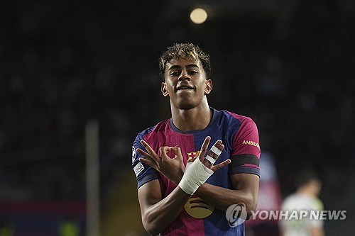 이탈리아 이적시장 전문 기자로 알려진 니콜로 스키라가 24일(한국시간) 자신의 사회관계망서비스(SNS) X를 통해 바르셀로나가 자신들의 현재이자 미래인 야말과 재계약을 맺을 준비를 하고 있다고 전했다. 연합뉴스