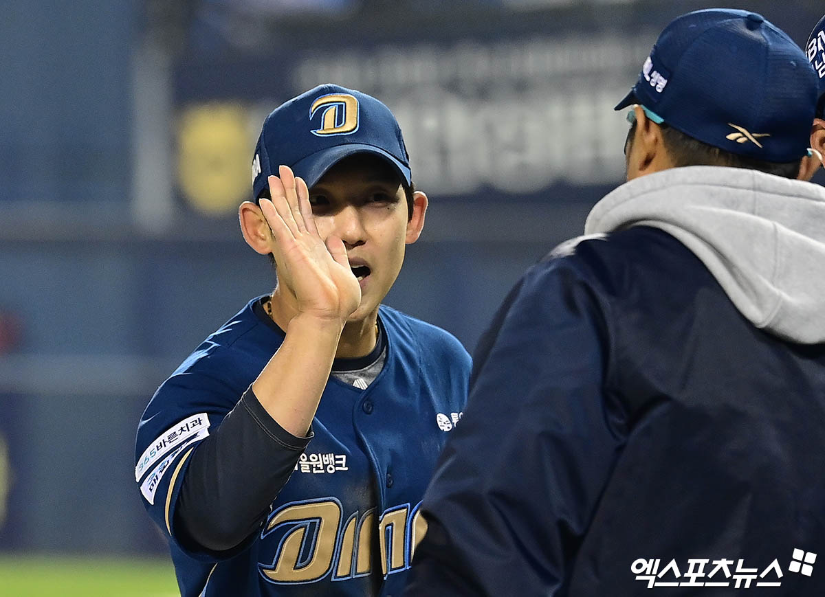 24일 오후 서울 송파구 잠실야구장에서 열린 '2025 신한 SOL Bank KBO리그' NC 다이노스와 LG 트윈스의 경기, NC가 선발투수 라일리의 6이닝 무실점 호투에 힘입어 3:1의 스코어로 승리하며 위닝 시리즈를 달성했다. 경기 종료 후 NC 서호철이 승리의 기쁨을 나누고 있다. 잠실, 박지영 기자