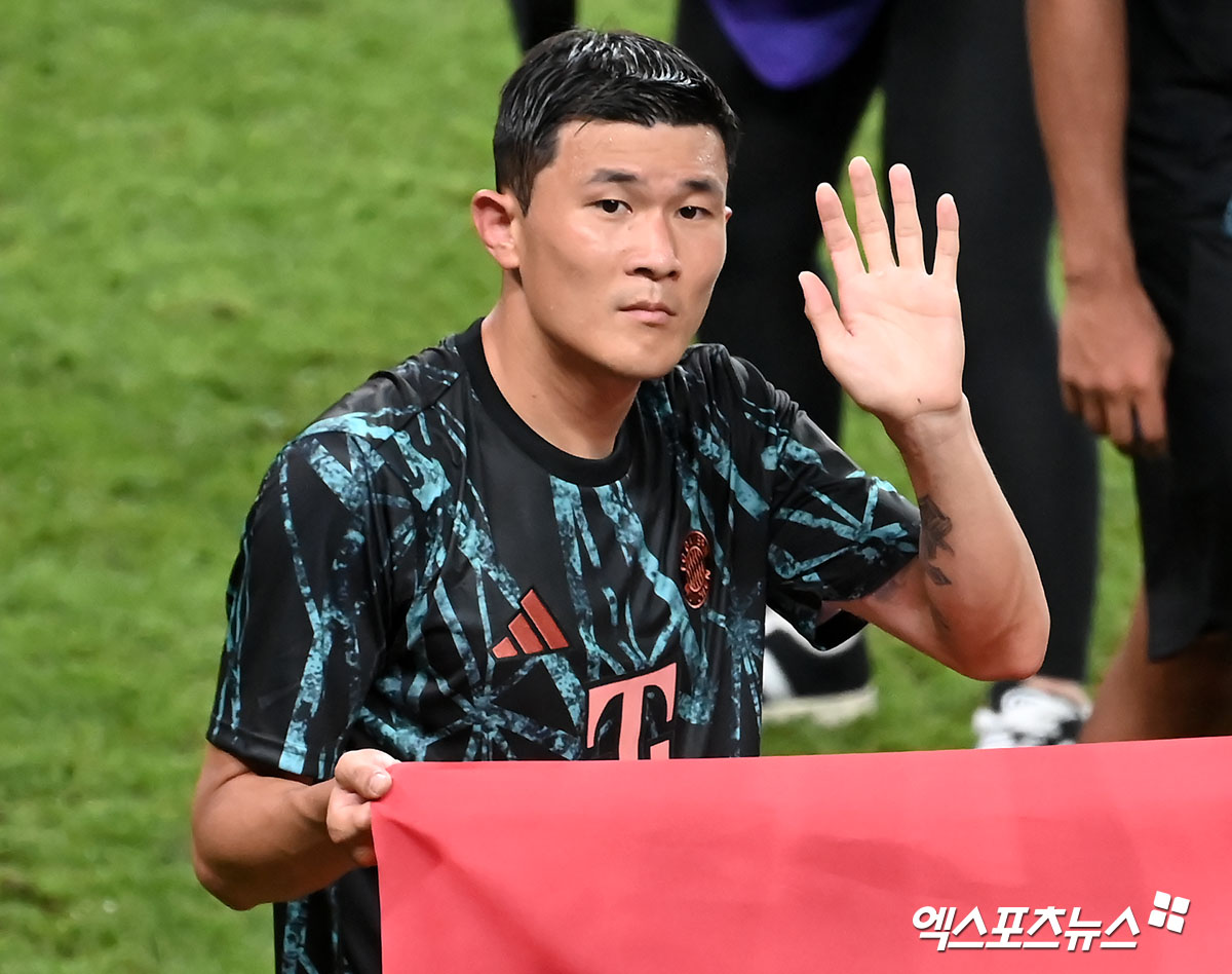 김민재가 첼시와 뉴캐슬, 유벤투스 등 유럽 굴지의 구단 러브콜을 받는 것으로 알려졌으나 연봉을 깎지 않으면 사우디아라비아 구단 말고는 진지한 제안이 나오기 어렵다는 분석이 제기됐다. 이적시장 전문가인 파브리치오 로마노가 이 같은 주장을 통해 김민재의 이적이 상당히 애매한 지경에 도달했다고 관측했다. 독일 빌트에 따르면 김민재는 275억원을 연봉으로 받는다. 엑스포츠뉴스DB