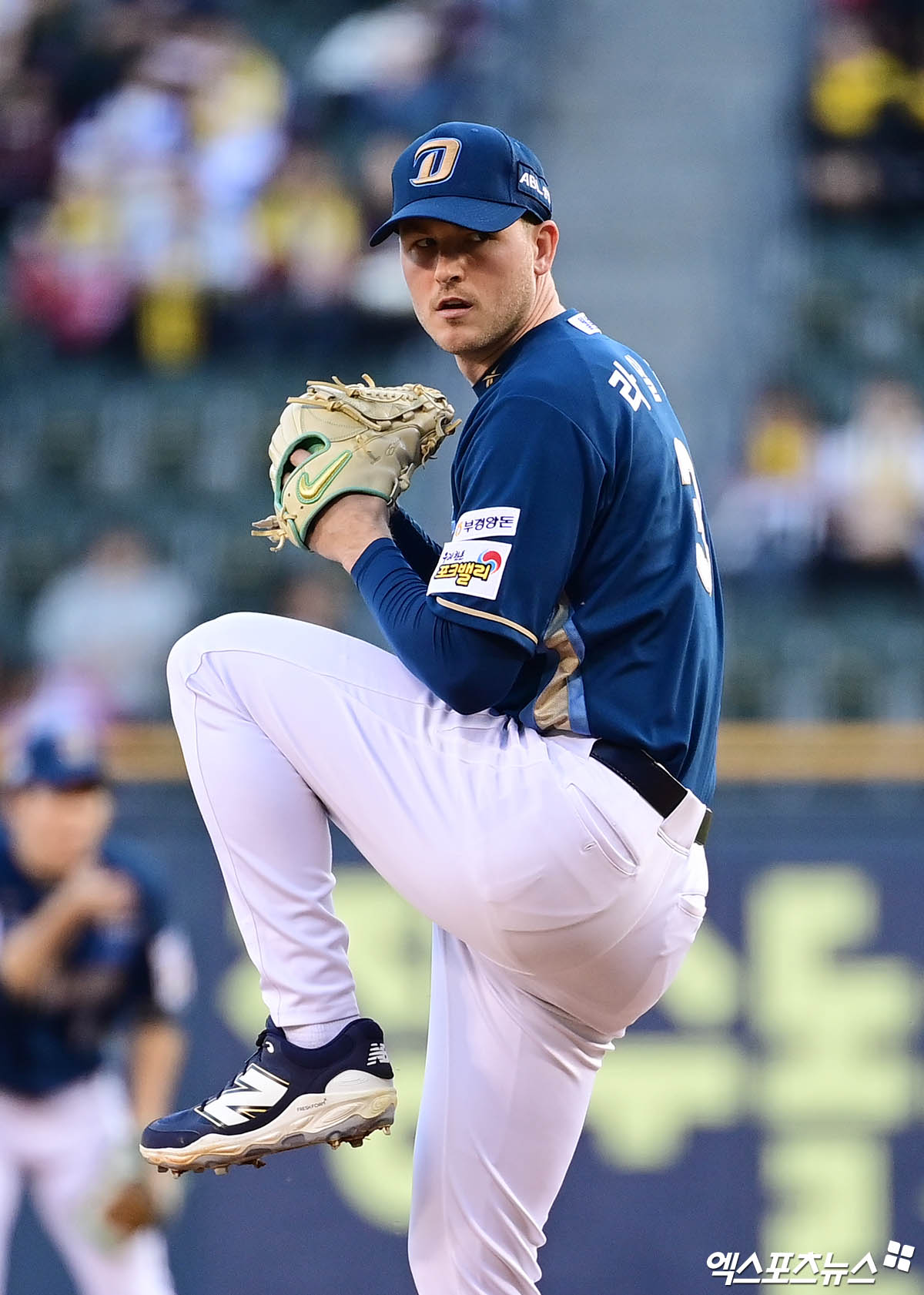 24일 오후 서울 송파구 잠실야구장에서 열린 '2025 신한 SOL Bank KBO리그' NC 다이노스와 LG 트윈스의 경기, 1회말 NC 선발투수 라일리가 역투하고 있다. 잠실, 박지영 기자