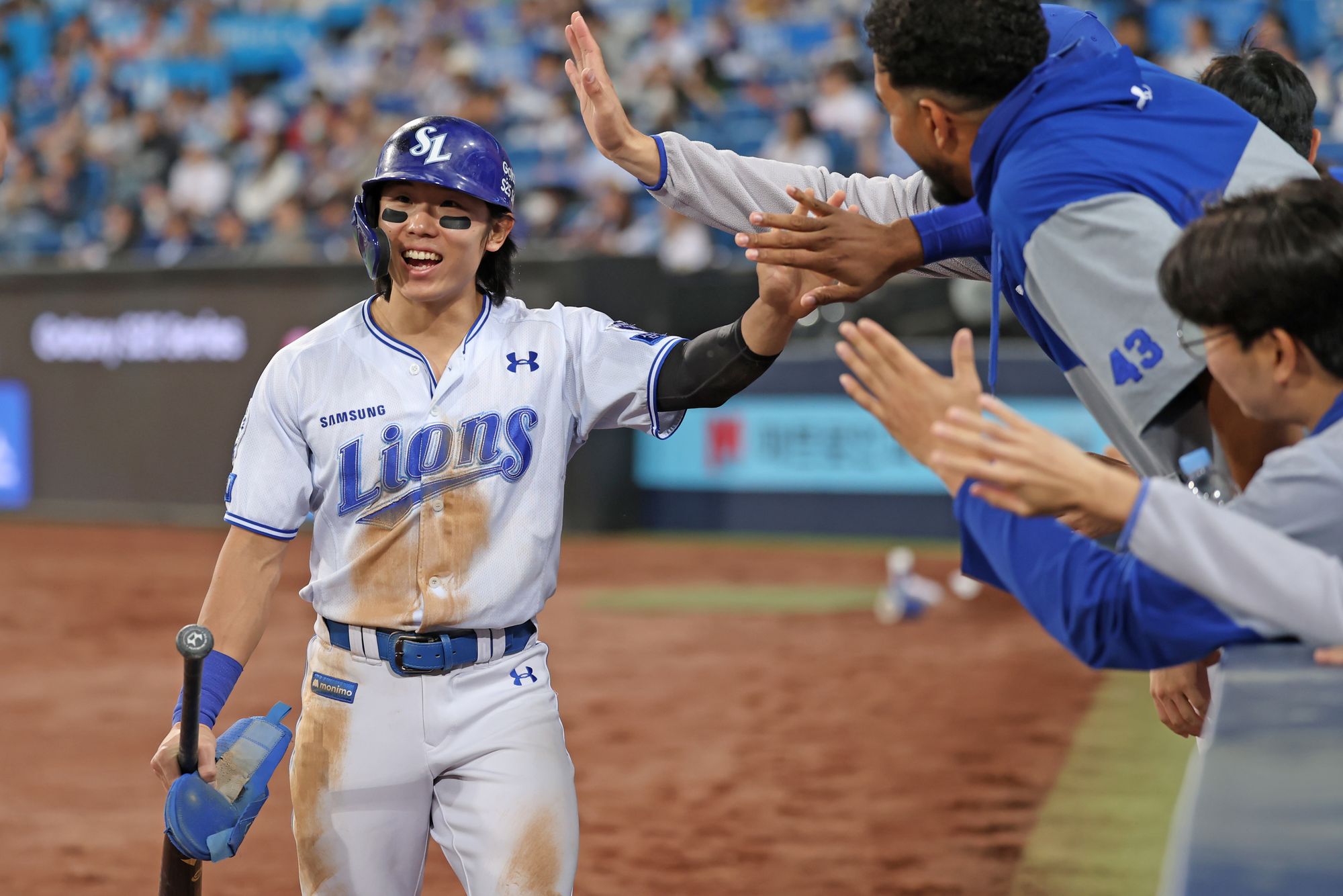 삼성 라이온즈 김성윤이 24일 대구 KIA 타이거즈전에서 홈런을 친 뒤 축하 받고 있다. 삼성 라이온즈