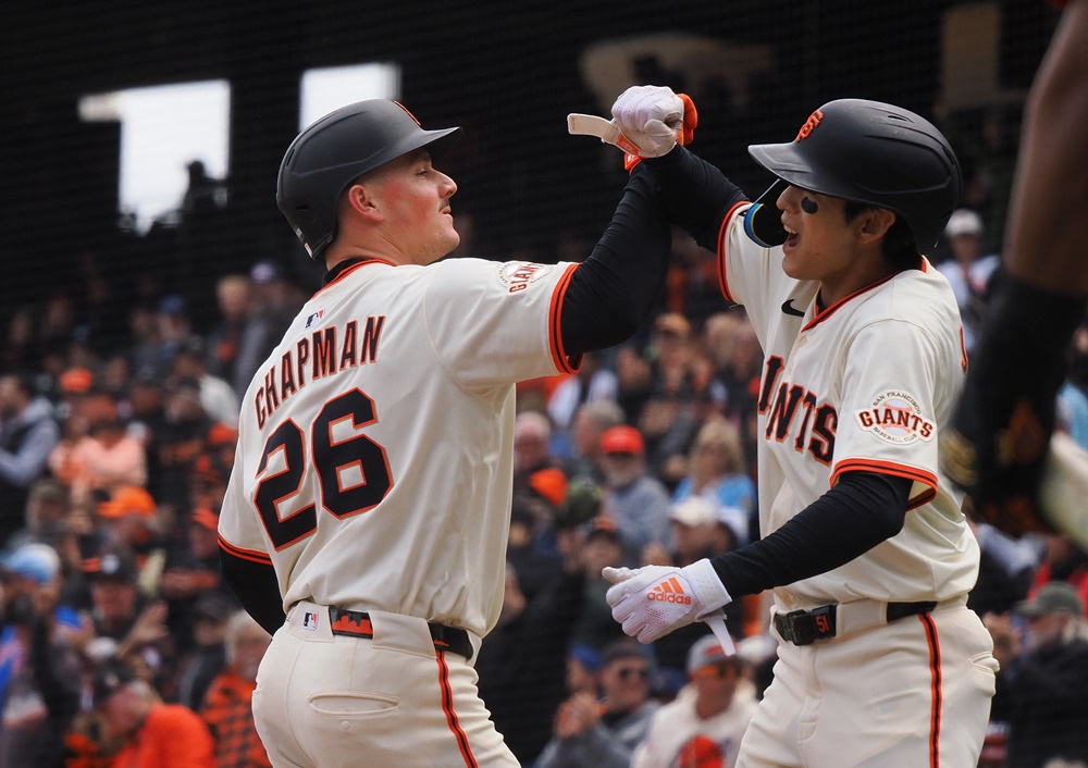 샌프란시스코 외야수 이정후(오른쪽)는 25일(한국시간) 오라클파크에서 열린 '2025 메이저리그' 밀워키전에서 3번타자 중견수로 선발 출전했다. 이날 적시 2루타 한 방을 포함해 3타수 1안타로 활약했다. 수비에서는 환상적인 판단으로 더블플레이를 이끌어내며 팀 승리에 보탬이 됐다. 연합뉴스 REUTERS