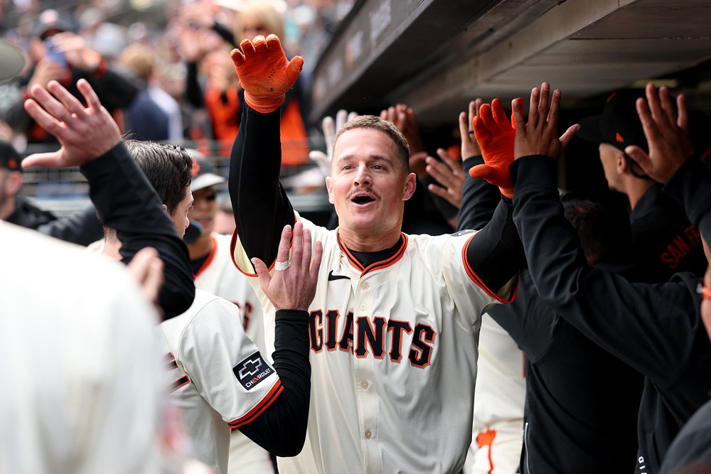 샌프란시스코는 25일(한국시간) 오라클파크에서 열린 '2025 메이저리그' 밀워키전에서 6-5로 승리했다. 8회말 역전에 성공하며 값진 위닝시리즈를 챙겼다. 연합뉴스 AFP