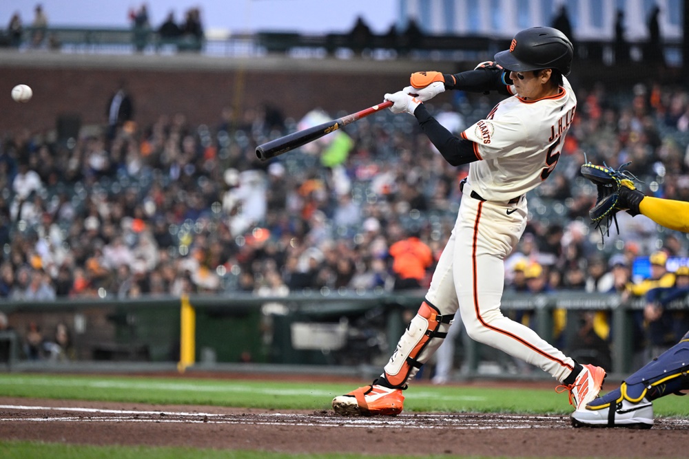 샌프란시스코 외야수 이정후는 25일(한국시간) 오라클파크에서 열린 '2025 메이저리그' 밀워키전에서 3번타자 중견수로 선발 출전했다. 이날 적시 2루타 한 방을 포함해 3타수 1안타로 활약했다. 수비에서는 환상적인 판단으로 더블플레이를 이끌어내며 팀 승리에 보탬이 됐다. 연합뉴스 REUTERS