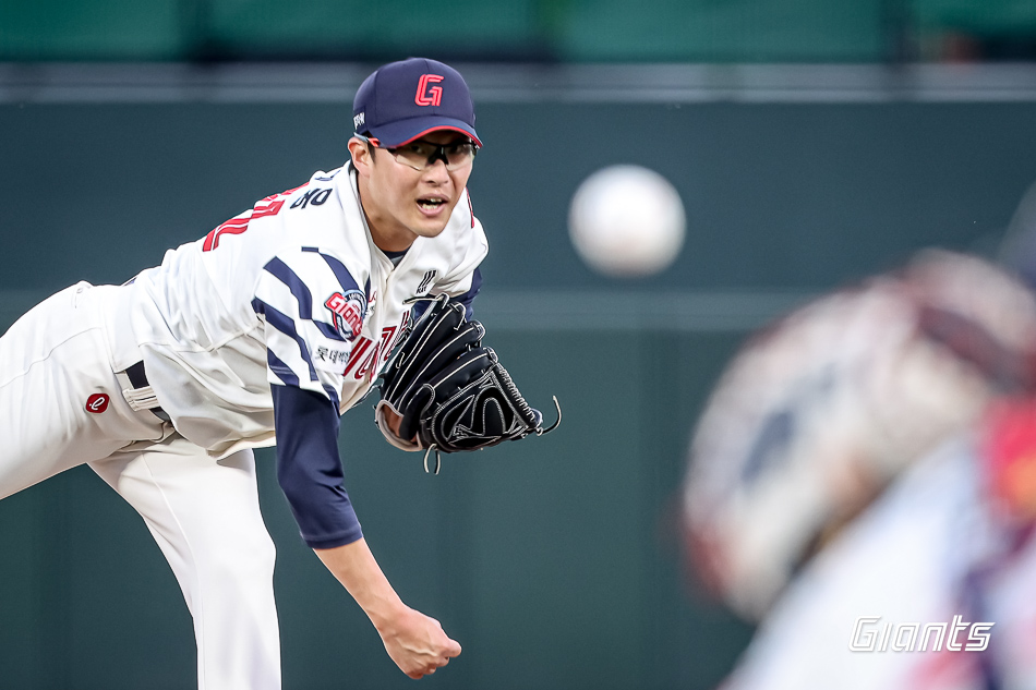 롯데 자이언츠 우완 박세웅이 24일 부산 사직야구장에서 열린 2025 신한 SOL Bank KBO리그 한화 이글스와의 팀 간 4차전에 선발등판, 6이닝 4피안타 4볼넷 1사구 9탈삼진 3실점으로 승리투수가 됐다. 사진 롯데 자이언츠