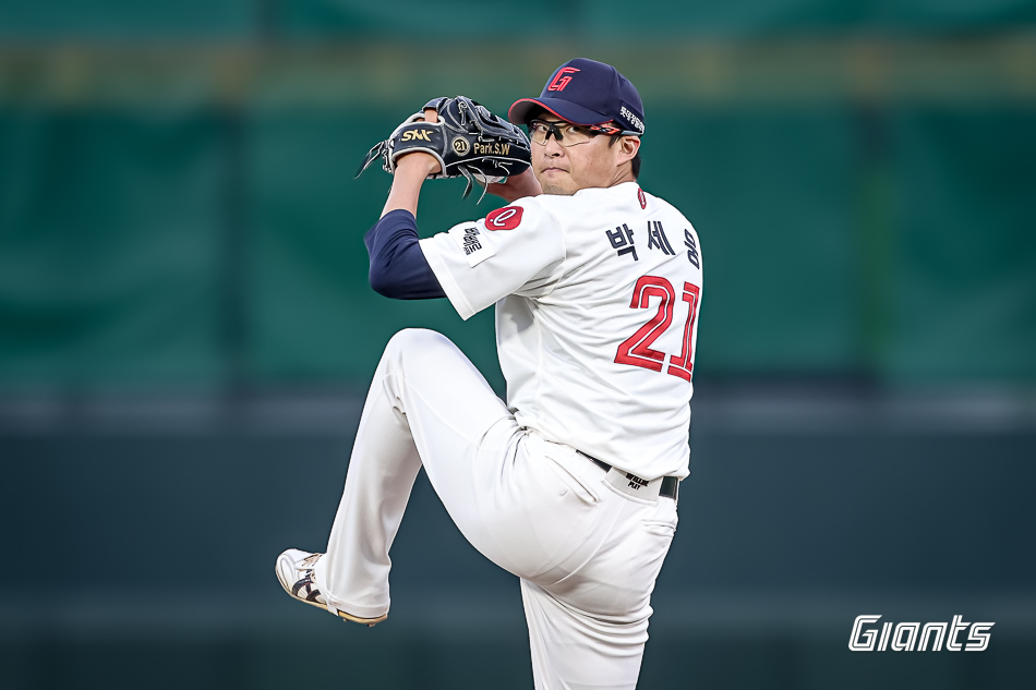 롯데 자이언츠 우완 박세웅이 24일 부산 사직야구장에서 열린 2025 신한 SOL Bank KBO리그 한화 이글스와의 팀 간 4차전에 선발등판, 6이닝 4피안타 4볼넷 1사구 9탈삼진 3실점으로 승리투수가 됐다. 사진 롯데 자이언츠