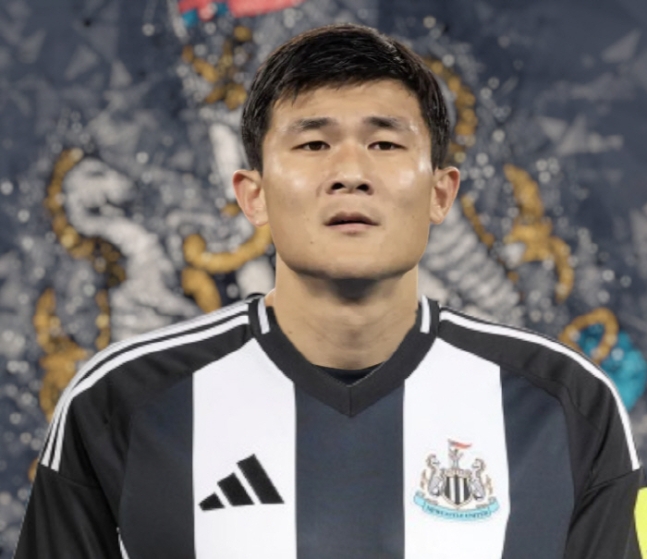 이적시장 전문가인 파브리치오 로마노는 뮌헨이 김민재를 매각하려는 이유를 설명했다. 그는 '이번 시즌은 김민재에게는 좋은 시간이 아니었다. 물론 경기력 저하가 있었던 것은 사실이지만, 바이에른 뮌헨 전체적으로 부상 이슈가 심각했다. 선수들이 정상적인 몸 상태가 아님에도 경기에 출전해야 했던 상황이 반복됐고, 그런 환경 속에서 선수 개인의 폼만을 평가하는 것은 공정하지 않다'며 전반적인 팀 사정을 감안할 필요가 있다고 전했다. 그러면서도 275억원에 달하는 김민재 연봉이 줄어야 유럽 다른 구단으로의 판매가 가능할 것이라고 진단했다.