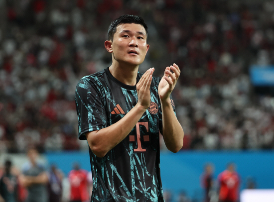 이적시장 전문가인 파브리치오 로마노는 뮌헨이 김민재를 매각하려는 이유를 설명했다. 그는 '이번 시즌은 김민재에게는 좋은 시간이 아니었다. 물론 경기력 저하가 있었던 것은 사실이지만, 바이에른 뮌헨 전체적으로 부상 이슈가 심각했다. 선수들이 정상적인 몸 상태가 아님에도 경기에 출전해야 했던 상황이 반복됐고, 그런 환경 속에서 선수 개인의 폼만을 평가하는 것은 공정하지 않다'며 전반적인 팀 사정을 감안할 필요가 있다고 전했다. 그러면서도 275억원에 달하는 김민재 연봉이 줄어야 유럽 다른 구단으로의 판매가 가능할 것이라고 진단했다. 연합뉴스