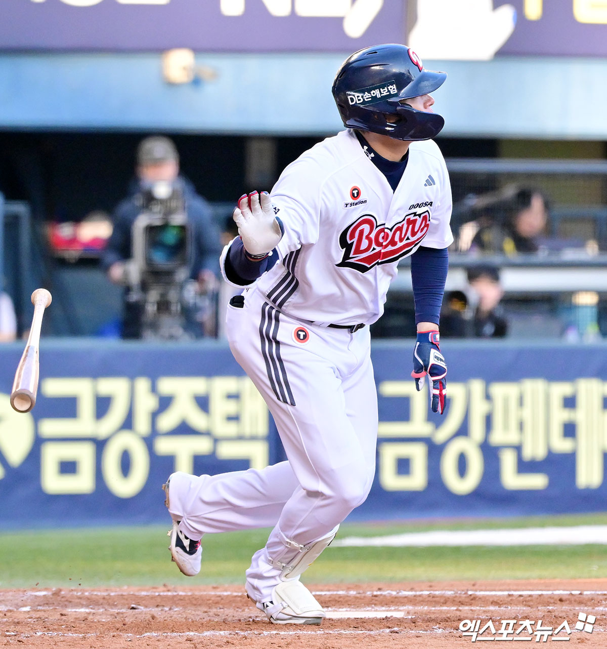 29일 오후 서울 송파구 잠실야구장에서 열린 '2025 신한 SOL Bank KBO리그' 삼성 라이온즈와 두산 베어스의 경기, 4회말 두산 김재환이 2루타를 날리고 있다. 엑스포츠뉴스 DB