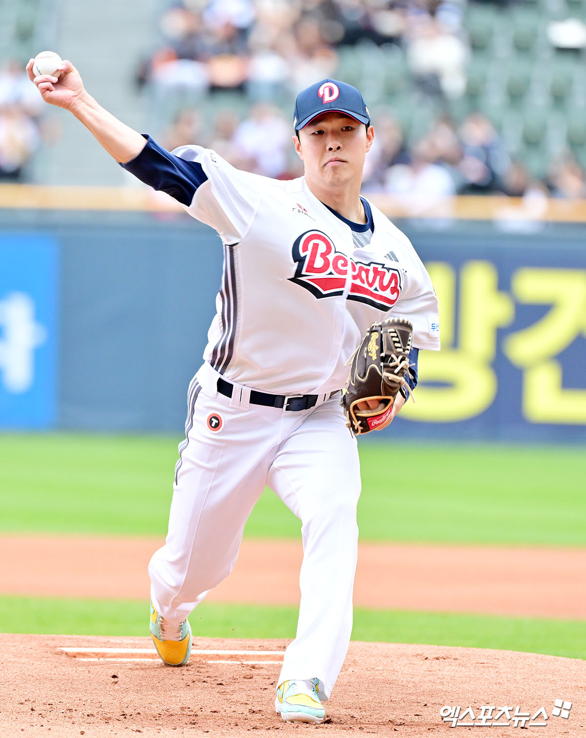 19일 오후 서울 송파구 잠실야구장에서 열린 '2025 신한 SOL Bank KBO리그' KIA 타이거즈와 두산 베어스의 경기, 1회초 두산 선발투수 최원준이 공을 힘차게 던지고 있다. 엑스포츠뉴스 DB