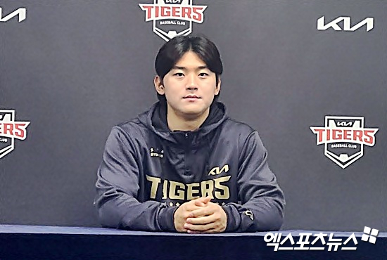 KIA는 25일 광주-기아 챔피언스필드에서 열리는 2025 신한 Sol 뱅크 LG 트윈스전에 앞서 내야수 김도영을 1군 엔트리에 등록했다. 김도영은 지난달 22일 광주 개막전을 치른 뒤 34일 만에 1군 무대로 다시 복귀했다. 김도영은 지난달 22일 NC 다이노스와 개막전에 선발 출전해 3회 말 1사 뒤 안타를 친 뒤 2루로 달려가다가 1루로 귀루하는 과정에서 왼쪽 허벅지에 고통을 호소했다. 김도영은 병원 검진 결과 왼쪽 햄스트링 손상 소견을 받았다. 회복에 전념한 김도영은 지난 14일과 21일 두 차례 검진을 받은 뒤 햄스트링 100% 회복 판정을 받았다. 23일 더블헤더 2차전에 3번 타자 겸 3루수로 선발 출전해 실전 감각을 끌어 올렸다. 광주, 김근한 기자