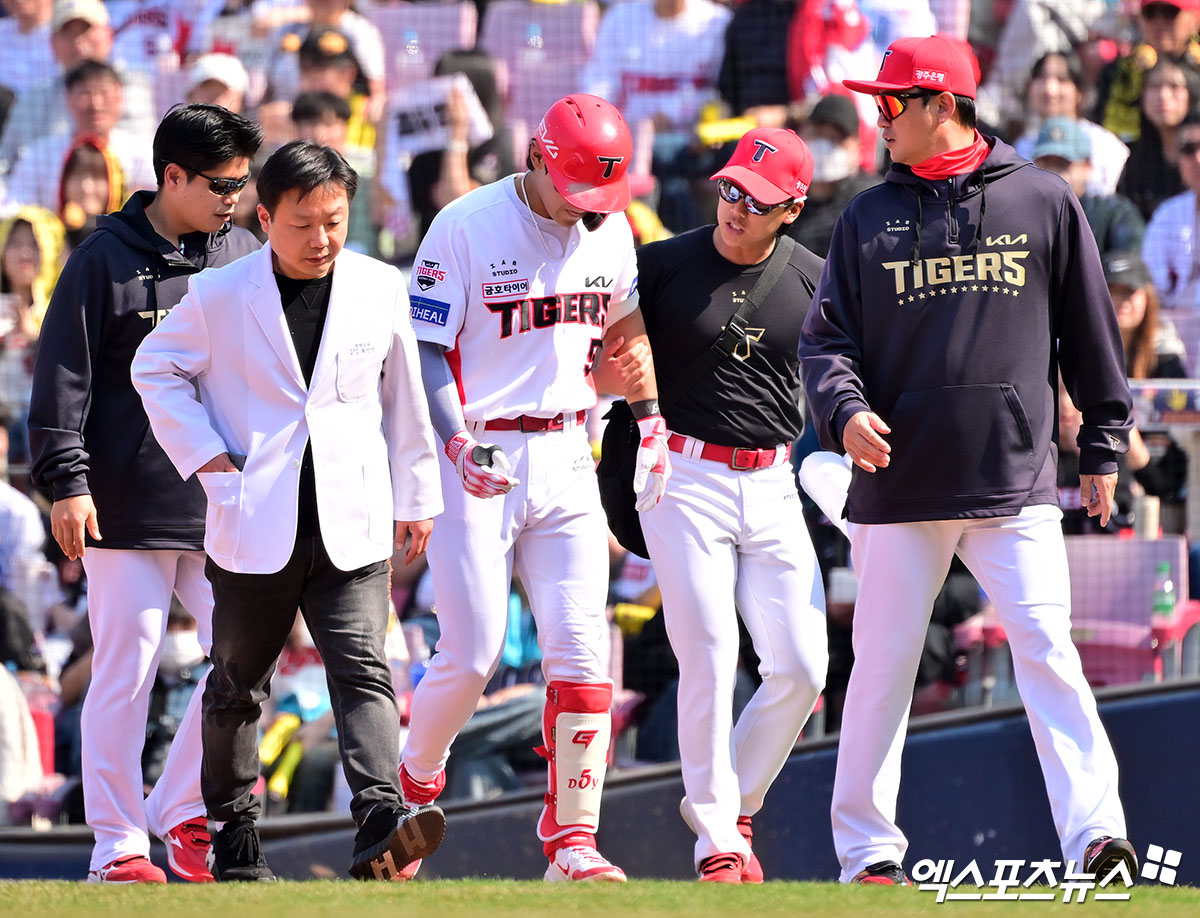 KIA는 25일 광주-기아 챔피언스필드에서 열리는 2025 신한 Sol 뱅크 LG 트윈스전에 앞서 내야수 김도영을 1군 엔트리에 등록했다. 김도영은 지난달 22일 광주 개막전을 치른 뒤 34일 만에 1군 무대로 다시 복귀했다. 김도영은 지난달 22일 NC 다이노스와 개막전에 선발 출전해 3회 말 1사 뒤 안타를 친 뒤 2루로 달려가다가 1루로 귀루하는 과정에서 왼쪽 허벅지에 고통을 호소했다. 김도영은 병원 검진 결과 왼쪽 햄스트링 손상 소견을 받았다. 회복에 전념한 김도영은 지난 14일과 21일 두 차례 검진을 받은 뒤 햄스트링 100% 회복 판정을 받았다. 23일 더블헤더 2차전에 3번 타자 겸 3루수로 선발 출전해 실전 감각을 끌어 올렸다. 엑스포츠뉴스DB