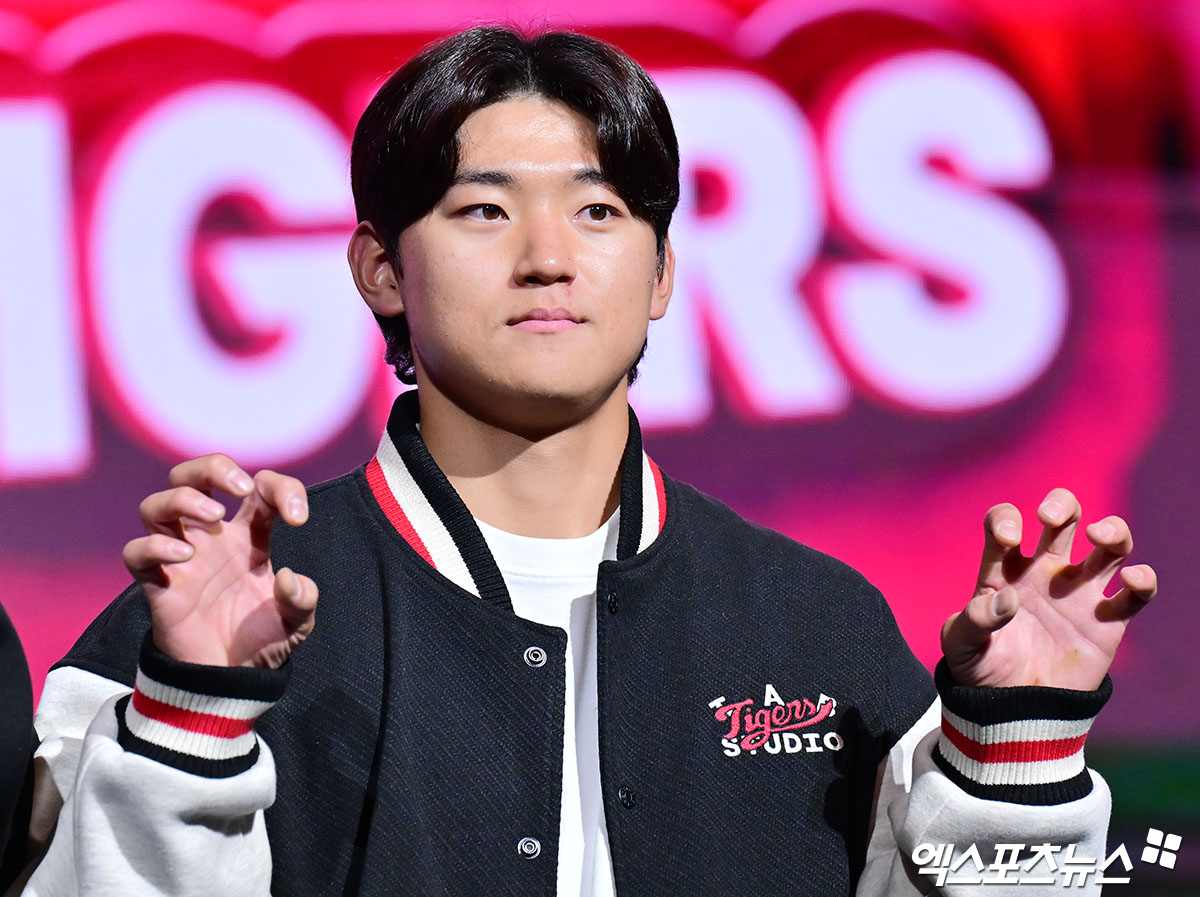 KIA는 25일 광주-기아 챔피언스필드에서 열리는 2025 신한 Sol 뱅크 LG 트윈스전에 앞서 내야수 김도영을 1군 엔트리에 등록했다. 김도영은 지난달 22일 광주 개막전을 치른 뒤 34일 만에 1군 무대로 다시 복귀했다. 김도영은 지난달 22일 NC 다이노스와 개막전에 선발 출전해 3회 말 1사 뒤 안타를 친 뒤 2루로 달려가다가 1루로 귀루하는 과정에서 왼쪽 허벅지에 고통을 호소했다. 김도영은 병원 검진 결과 왼쪽 햄스트링 손상 소견을 받았다. 회복에 전념한 김도영은 지난 14일과 21일 두 차례 검진을 받은 뒤 햄스트링 100% 회복 판정을 받았다. 23일 더블헤더 2차전에 3번 타자 겸 3루수로 선발 출전해 실전 감각을 끌어 올렸다. 엑스포츠뉴스DB