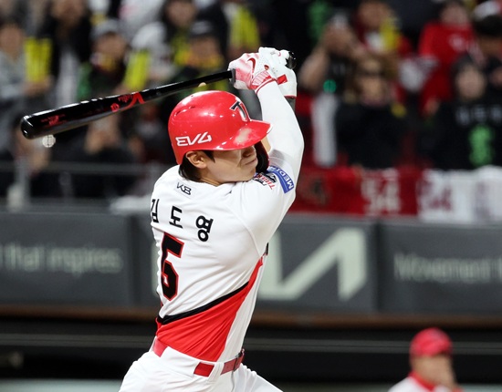 25일 광주기아챔피언스필드에서 열린 프로야구 LG 트윈스와 KIA 타이거즈의 경기. KIA회말 무사 만루서 대타로 타석에 들어선 김도영이 동점 2타점 적시타를 때리고 있다. 연합뉴스