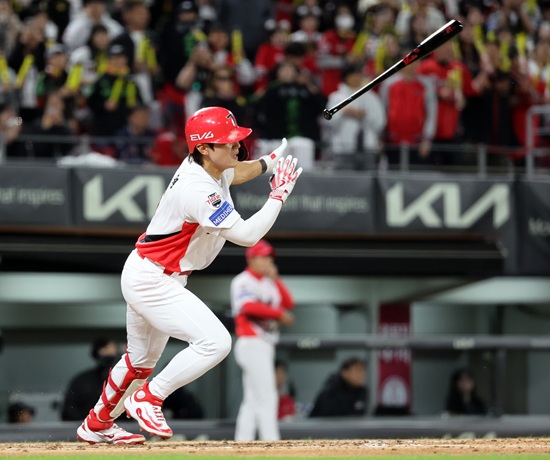 25일 광주기아챔피언스필드에서 열린 프로야구 LG 트윈스와 KIA 타이거즈의 경기. KIA회말 무사 만루서 대타로 타석에 들어선 김도영이 동점 2타점 적시타를 때리고 있다. 연합뉴스