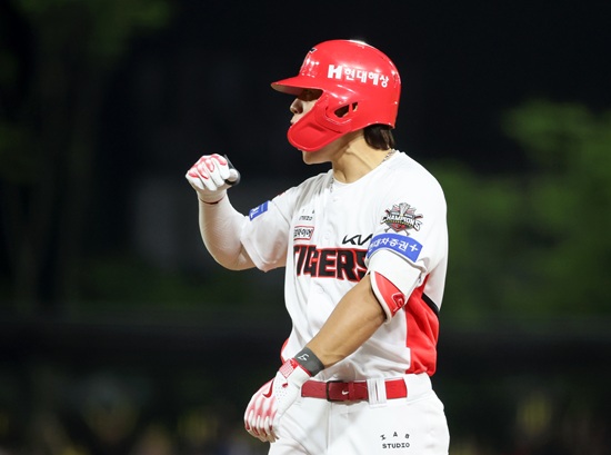 25일 광주기아챔피언스필드에서 열린 프로야구 LG 트윈스와 KIA 타이거즈의 경기. KIA회말 무사 만루서 대타로 타석에 들어선 김도영이 동점 2타점 적시타를 때리고 있다. 연합뉴스