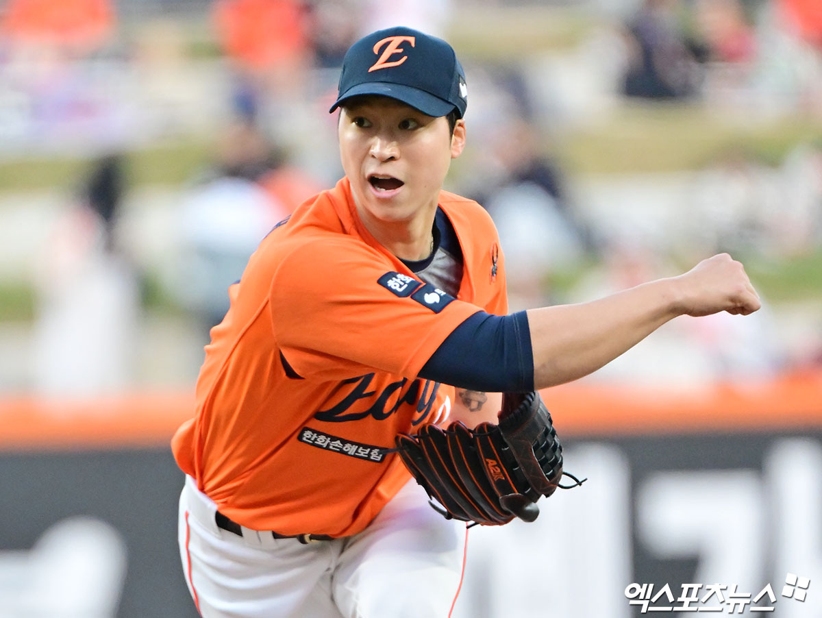 25일 오후 대전 한화생명 볼파크에서 열린 '2025 신한 SOL Bank KBO리그' KT 위즈와 한화 이글스의 경기, 1회초 한화 선발투수 엄상백이 공을 힘차게 던지고 있다. 대전, 김한준 기자