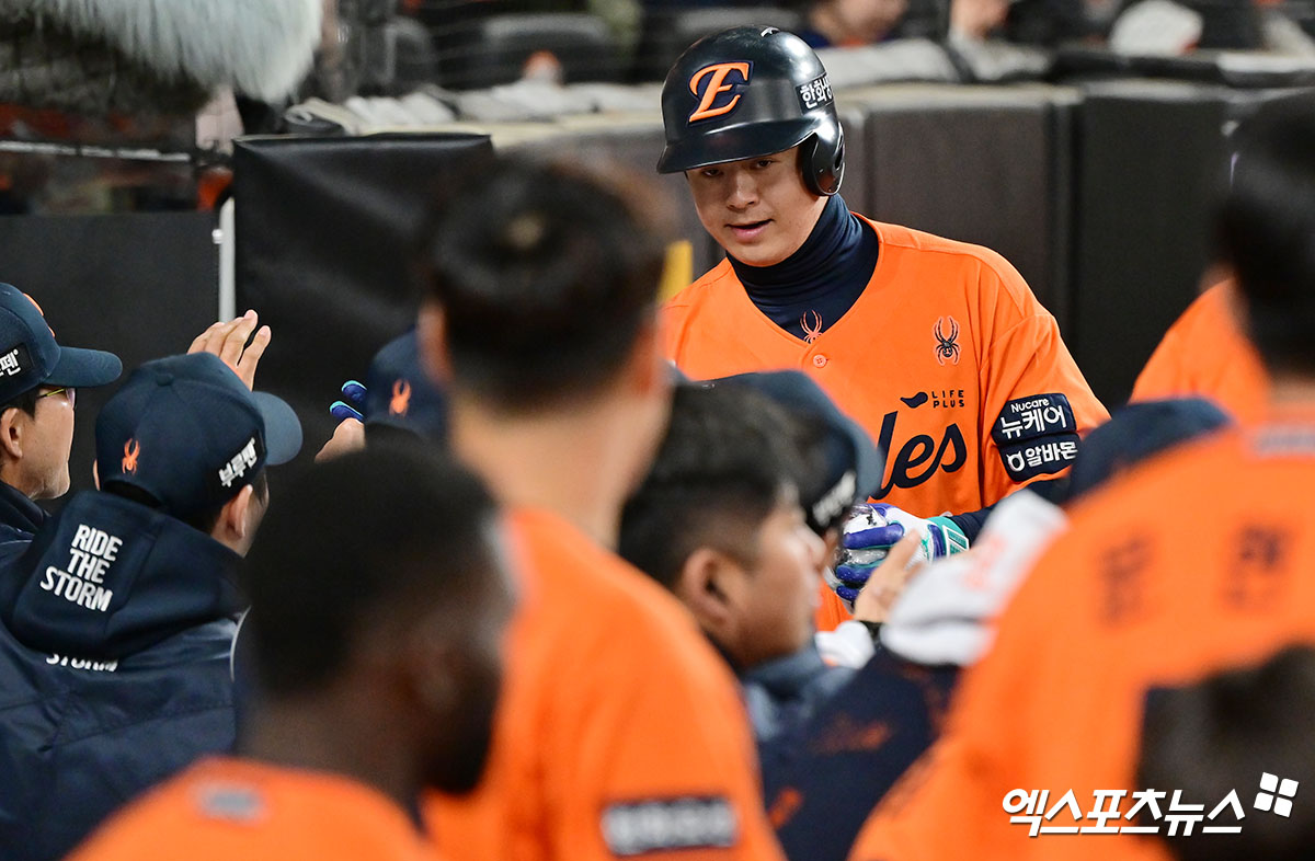 25일 오후 대전 한화생명 볼파크에서 열린 '2025 신한 SOL Bank KBO리그' KT 위즈와 한화 이글스의 경기, 7회말 1사 한화 노시환이 솔로 홈런을 날린 후 더그아웃에서 하이파이브를 하고 있다. 대전, 김한준 기자