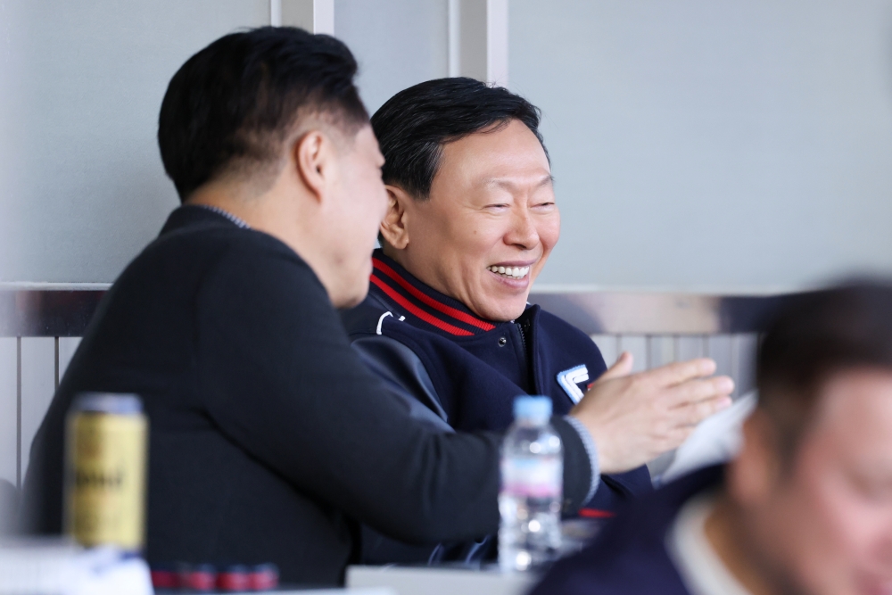 25일 오후 서울 잠실야구장에서 열린 '2025 신한 SOL Bank KBO리그' 롯데 자이언츠와 두산 베어스의 경기, 롯데가 8:2로 승리를 거두고 2연승을 달렸다. 롯데 구단주인 신동빈 롯데그룹 회장이 경기를 관람하고 있다. 롯데 자이언츠