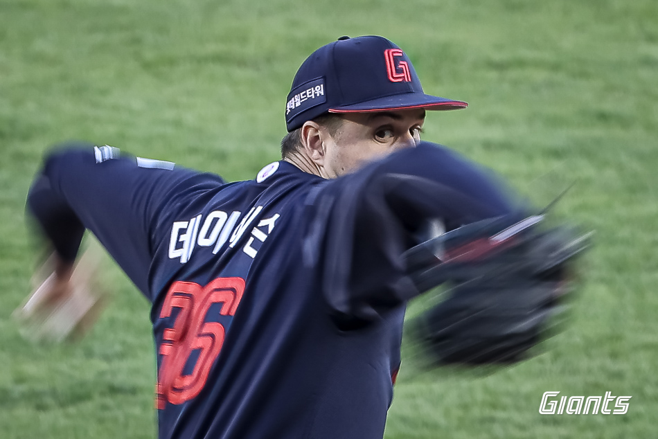 25일 오후 서울 잠실야구장에서 열린 '2025 신한 SOL Bank KBO리그' 롯데 자이언츠와 두산 베어스의 경기, 롯데가 8:2로 승리를 거두고 2연승을 달렸다. 선발 터커 데이비슨은 6이닝 5피안타 3사사구 5탈삼진 2실점으로 시즌 3승째를 올렸다. 롯데 자이언츠