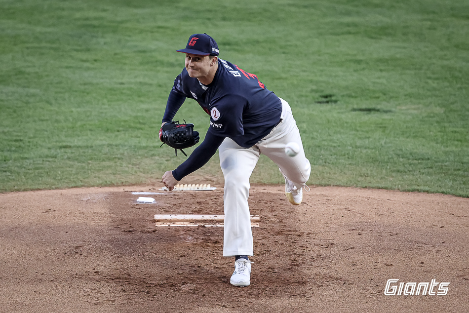25일 오후 서울 잠실야구장에서 열린 '2025 신한 SOL Bank KBO리그' 롯데 자이언츠와 두산 베어스의 경기, 롯데가 8:2로 승리를 거두고 2연승을 달렸다. 선발 터커 데이비슨은 6이닝 5피안타 3사사구 5탈삼진 2실점으로 시즌 3승째를 올렸다. 롯데 자이언츠