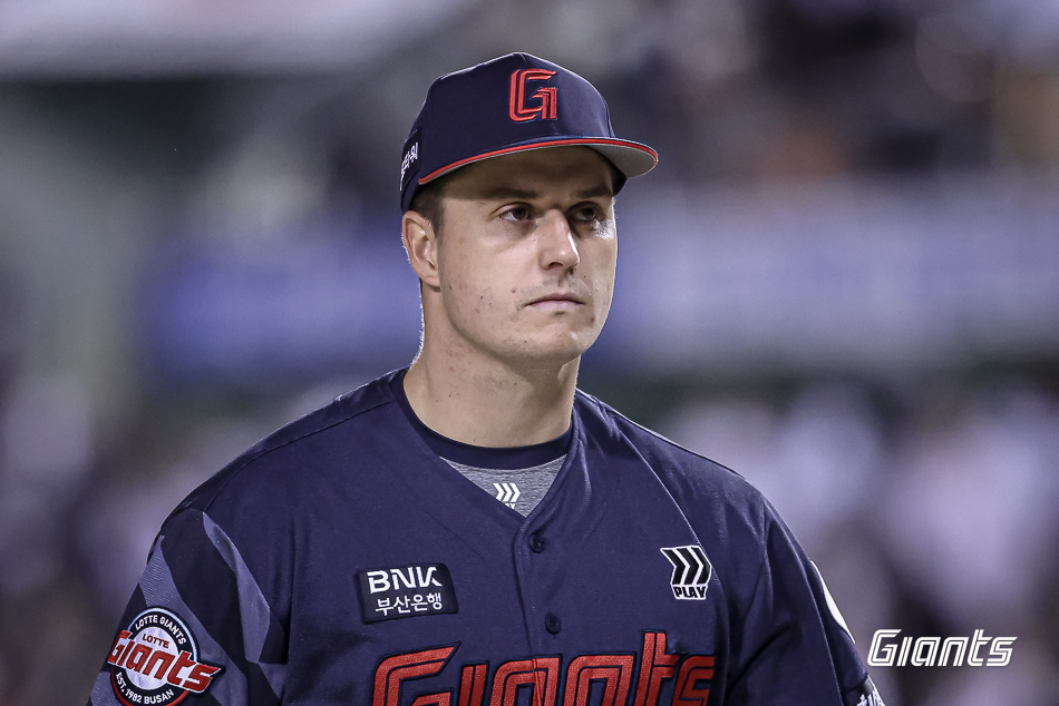 25일 오후 서울 잠실야구장에서 열린 '2025 신한 SOL Bank KBO리그' 롯데 자이언츠와 두산 베어스의 경기, 롯데가 8:2로 승리를 거두고 2연승을 달렸다. 선발 터커 데이비슨은 6이닝 5피안타 3사사구 5탈삼진 2실점으로 시즌 3승째를 올렸다. 롯데 자이언츠