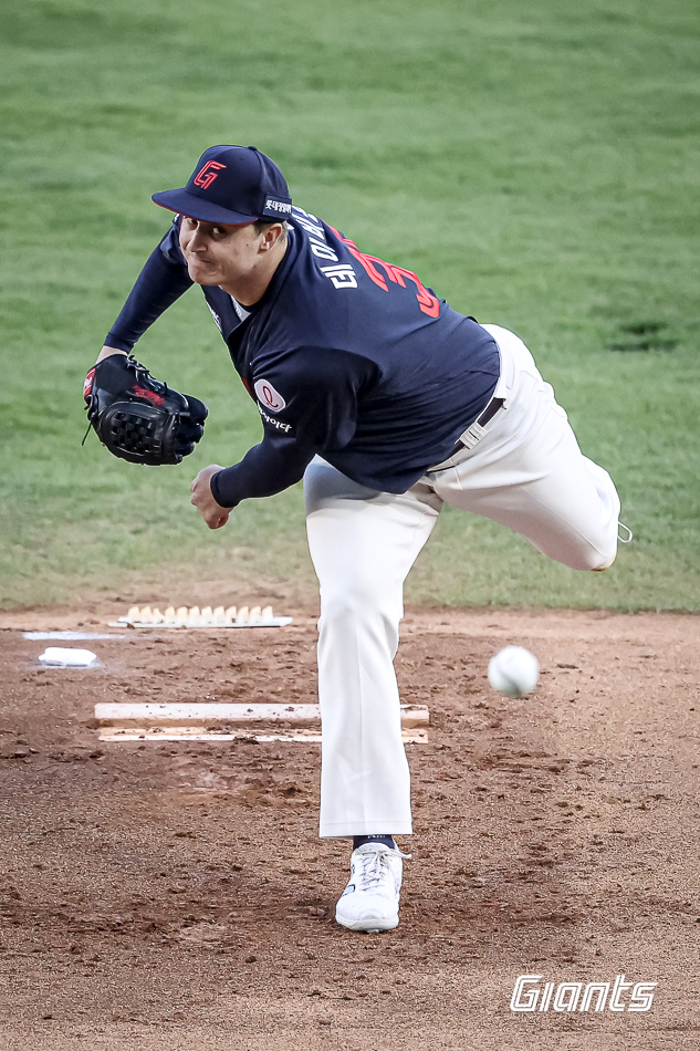 25일 오후 서울 잠실야구장에서 열린 '2025 신한 SOL Bank KBO리그' 롯데 자이언츠와 두산 베어스의 경기, 롯데가 8:2로 승리를 거두고 2연승을 달렸다. 선발 터커 데이비슨은 6이닝 5피안타 3사사구 5탈삼진 2실점으로 시즌 3승째를 올렸다. 롯데 자이언츠