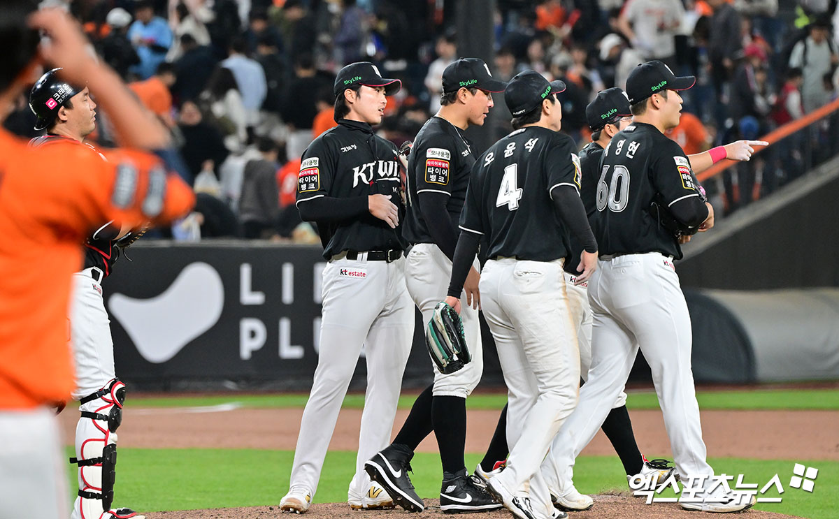25일 오후 대전 한화생명 볼파크에서 열린 '2025 신한 SOL Bank KBO리그' KT 위즈와 한화 이글스의 경기, KT가 한화에 2:1로 승리하며 2연패에서 탈출했다. 이날 경기에서 승리한 KT 선수들이 기뻐하고 있다. 대전, 김한준 기자