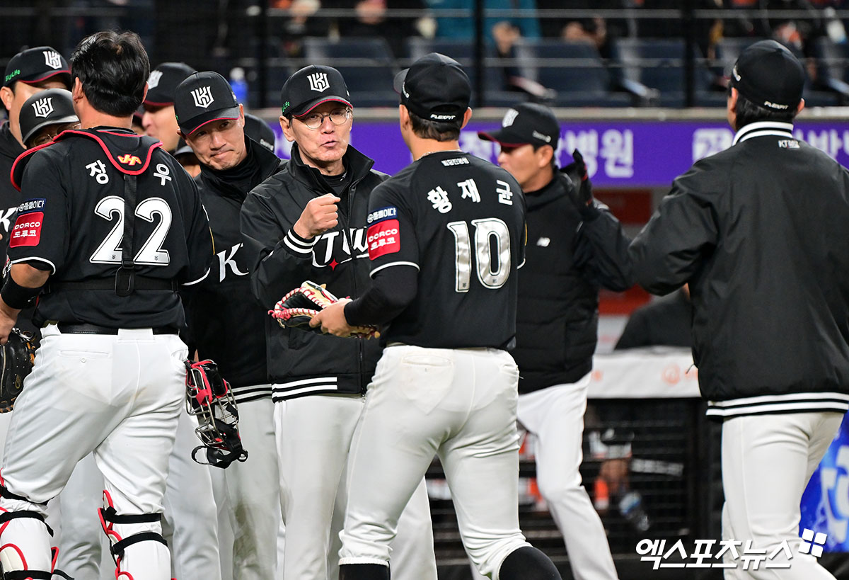 25일 오후 대전 한화생명 볼파크에서 열린 '2025 신한 SOL Bank KBO리그' KT 위즈와 한화 이글스의 경기, KT가 한화에 2:1로 승리하며 2연패에서 탈출했다. 이날 경기에서 승리한 KT 이강철 감독이 선수들과 함께 기뻐하고 있다. 엑스포츠뉴스DB