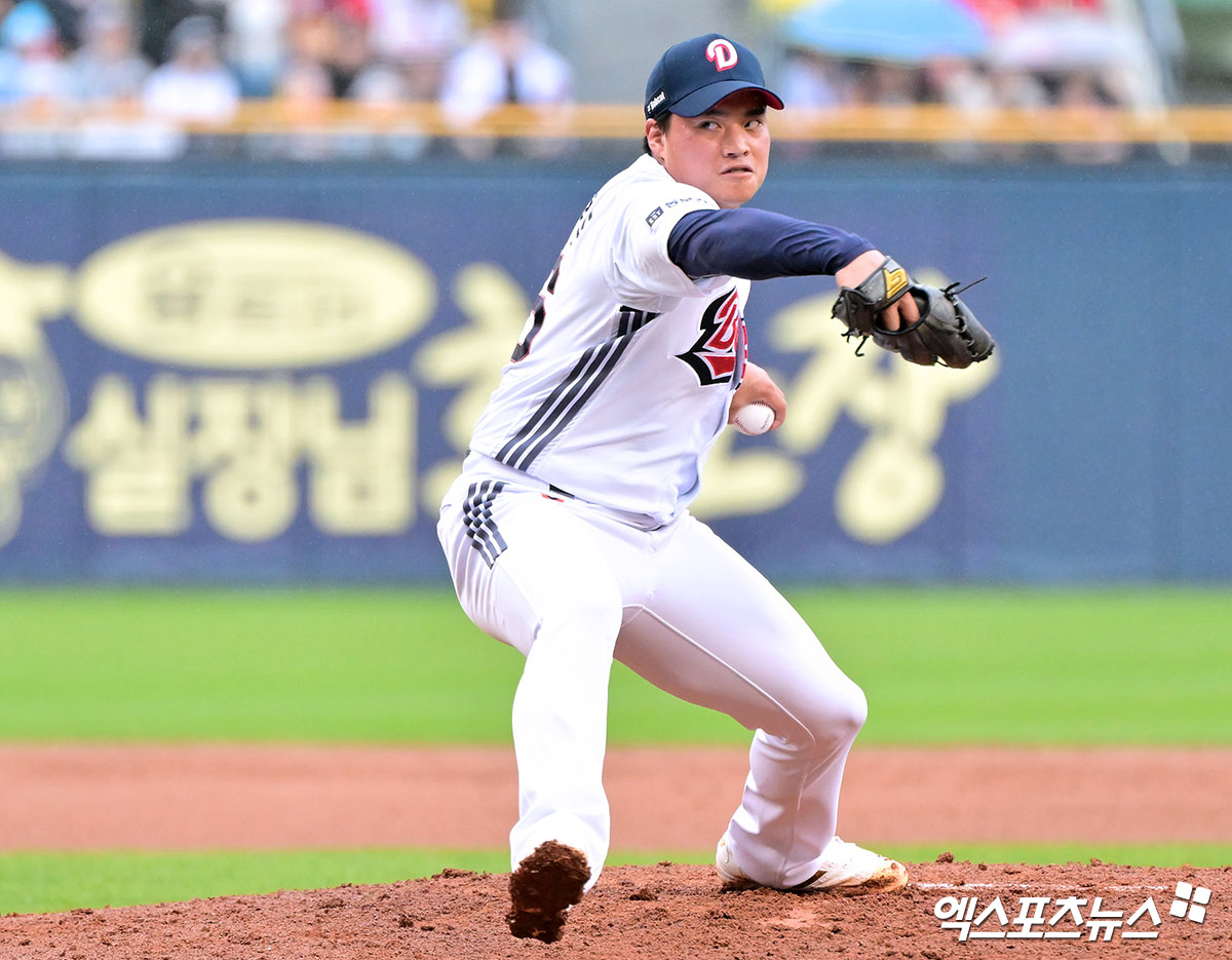 19일 오후 서울 송파구 잠실야구장에서 열린 '2025 신한 SOL Bank KBO리그' KIA 타이거즈와 두산 베어스의 경기, 5회초 두산 김호준이 공을 힘차게 던지고 있다. 엑스포츠뉴스 DB