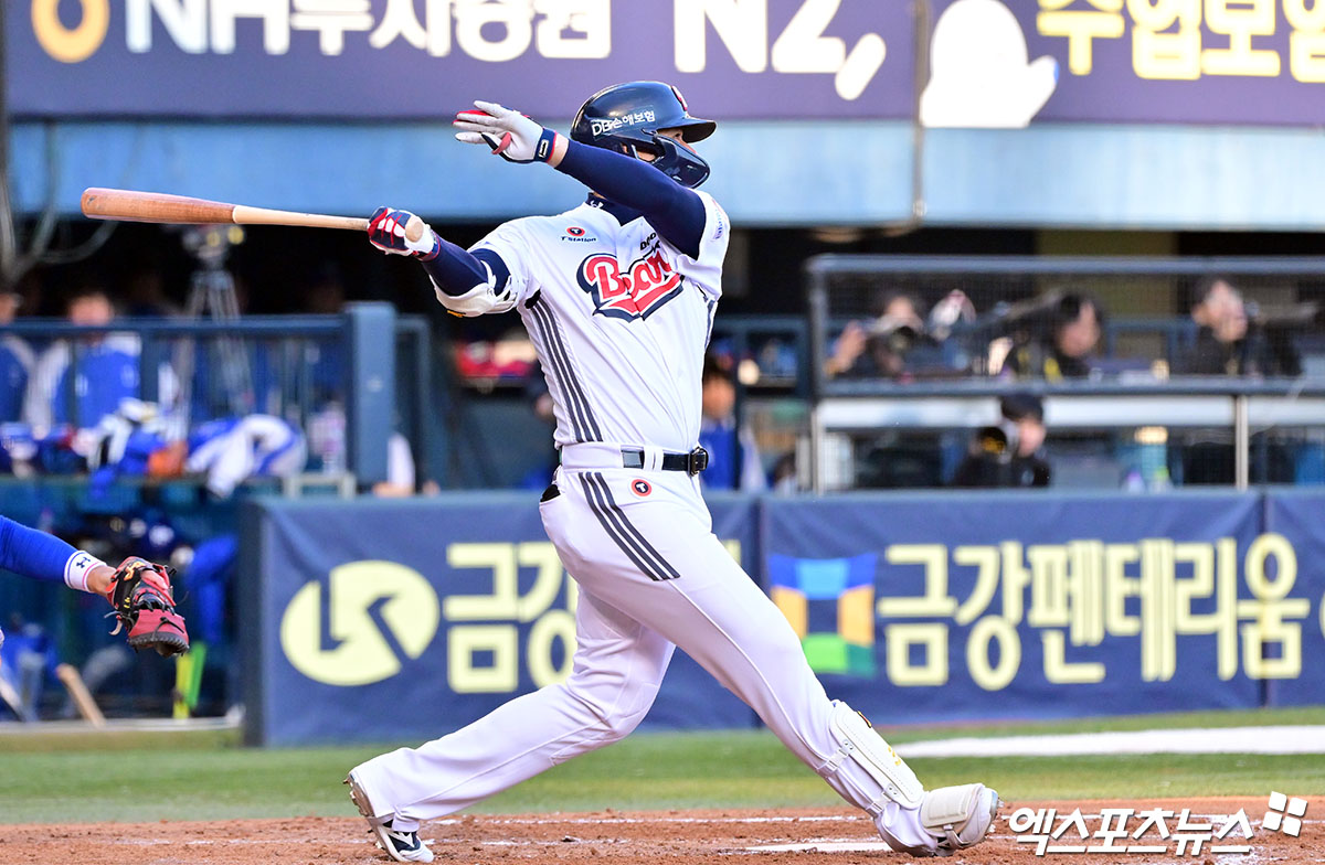 29일 오후 서울 송파구 잠실야구장에서 열린 '2025 신한 SOL Bank KBO리그' 삼성 라이온즈와 두산 베어스의 경기, 4회말 두산 김재환이 2루타를 날리고 있다. 엑스포츠뉴스 DB