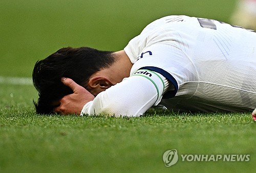 높은 공신력을 자랑하는 글로벌 스포츠 매체 '디 애슬레틱'이 26일(한국시간) 새벽 '토트넘 홋스퍼의 주장 손흥민의 유로파리그 4강 1차전 출전 여부가 불투명하다'는 제하의 기사를 내 시선을 모은다. '디 애슬레틱'은 '토트넘 홋스퍼의 주장 손흥민은 다음주 열릴 보되/글림트와의 유로파리그 준결승 1차전에 출전할 수 있을지 의심스럽다. 32세의 손흥민은 최근 모든 대회를 통틀어 3경기에 결장했는데, 여기에는 아인라흐트 프랑크푸르트와의 유로파리그 8강 2차전도 포함되어 있다'고 했다. 이어 '손흥민은 노팅엄 포레스트와의 경기에서도 뛰지 못했으며, 포스테코글루 감독은 이번 주말 안필드에서 열리는 리버풀과의 경기에서도 그가 출전하지 못할 거라고 확인했다'고 덧붙였다. 연합뉴스