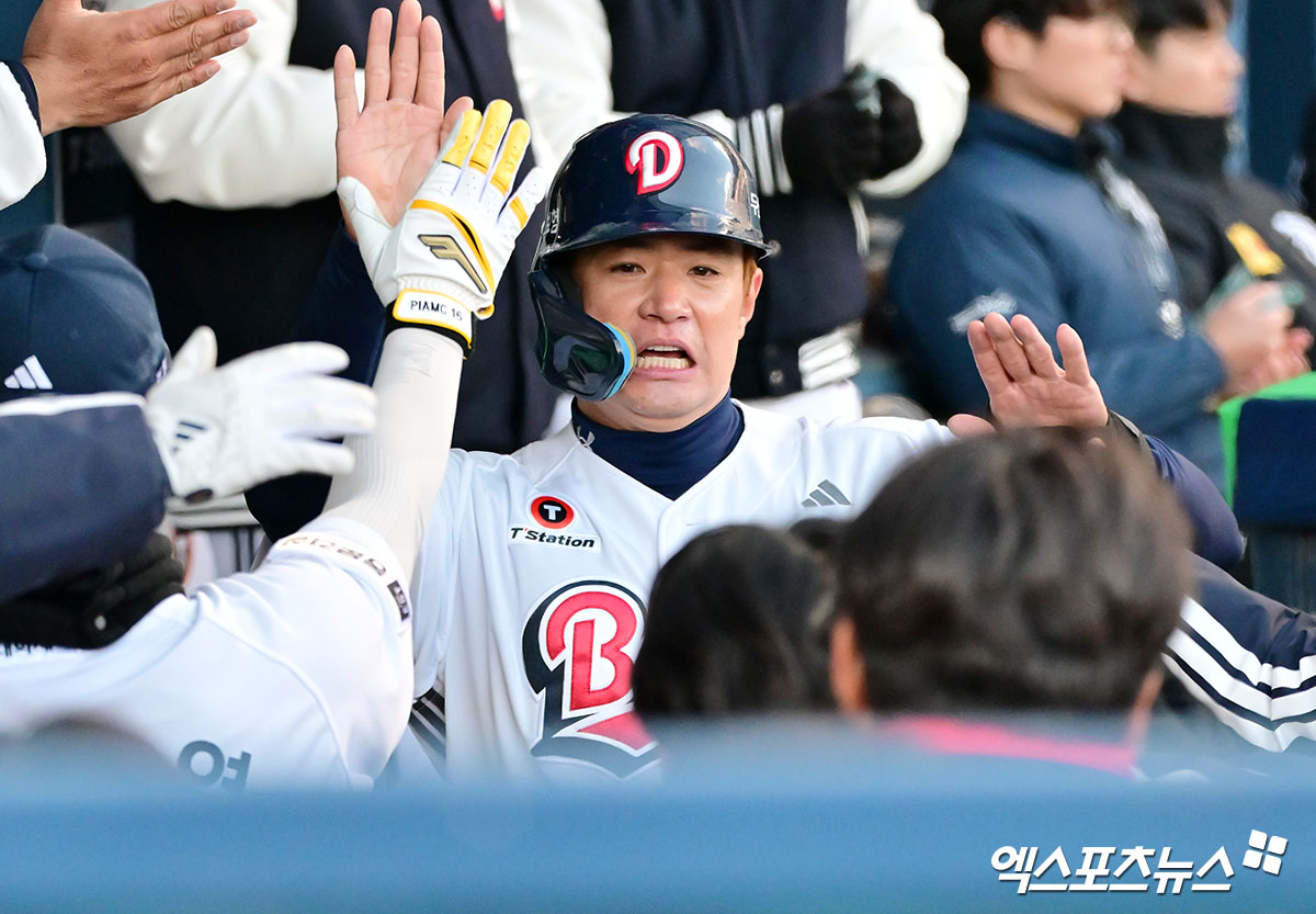 두산 베어스 김재환이 정규시즌 경기에 출전해 득점한 뒤 축하 받고 있다. 엑스포츠뉴스 DB