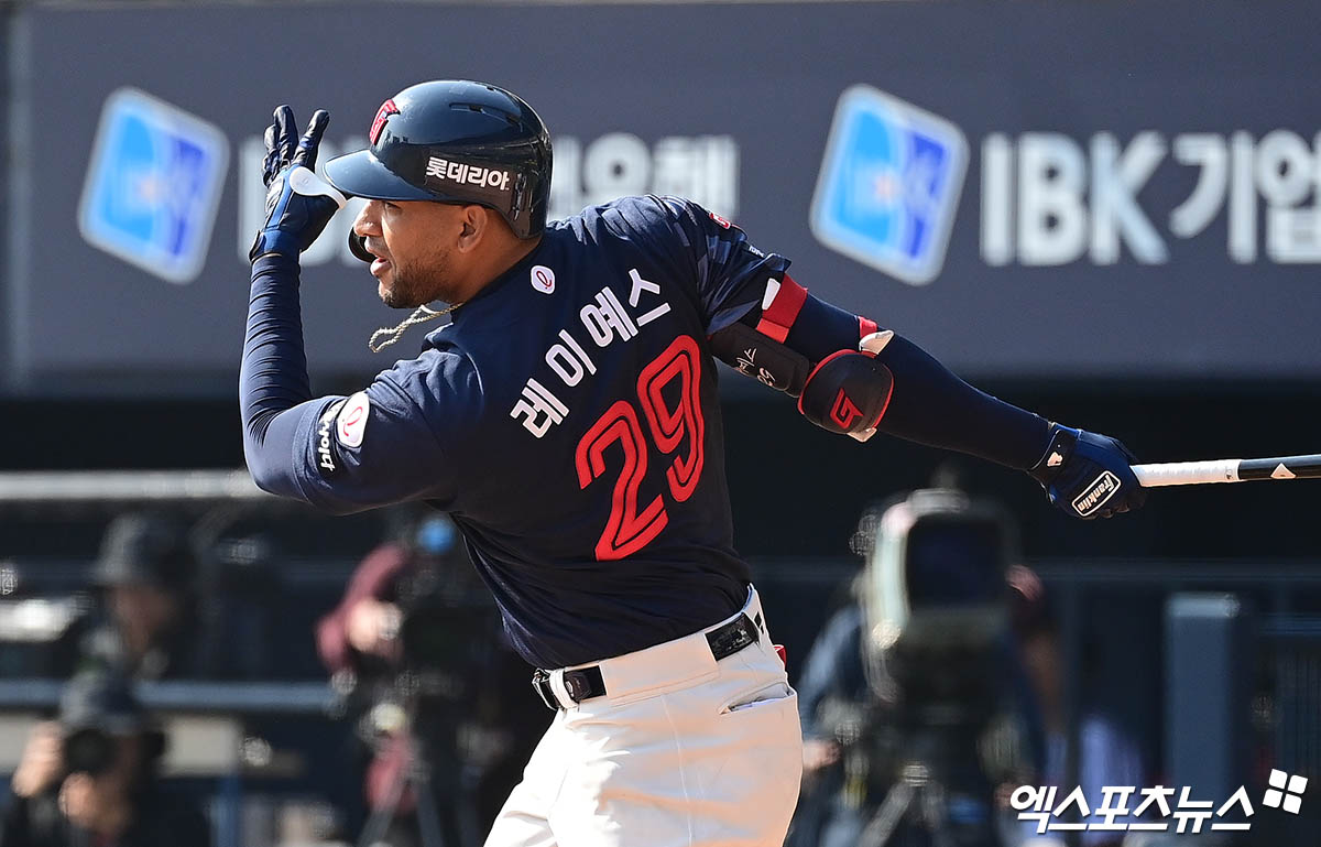 롯데 자이언츠 빅터 레이예스가 정규시즌 경기에서 타격하고 있다. 엑스포츠뉴스 DB