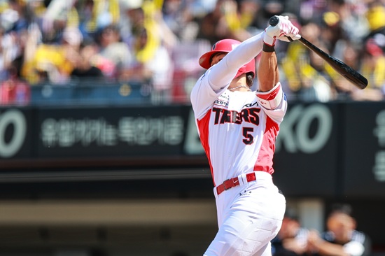 KIA 타이거즈 내야수 김도영이 26일 광주 LG전에 3번 지명타자로 선발 출전해 1회 선제 적시타를 날린 뛰 3회 시즌 첫 홈런을 쏘아 올렸다. KIA 타이거즈