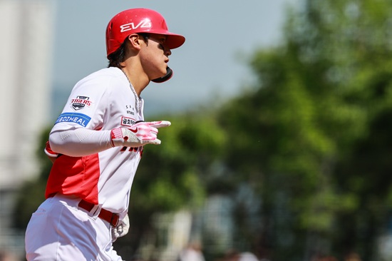 KIA 타이거즈 내야수 김도영이 26일 광주 LG전에 3번 지명타자로 선발 출전해 1회 선제 적시타를 날린 뛰 3회 시즌 첫 홈런을 쏘아 올렸다. KIA 타이거즈