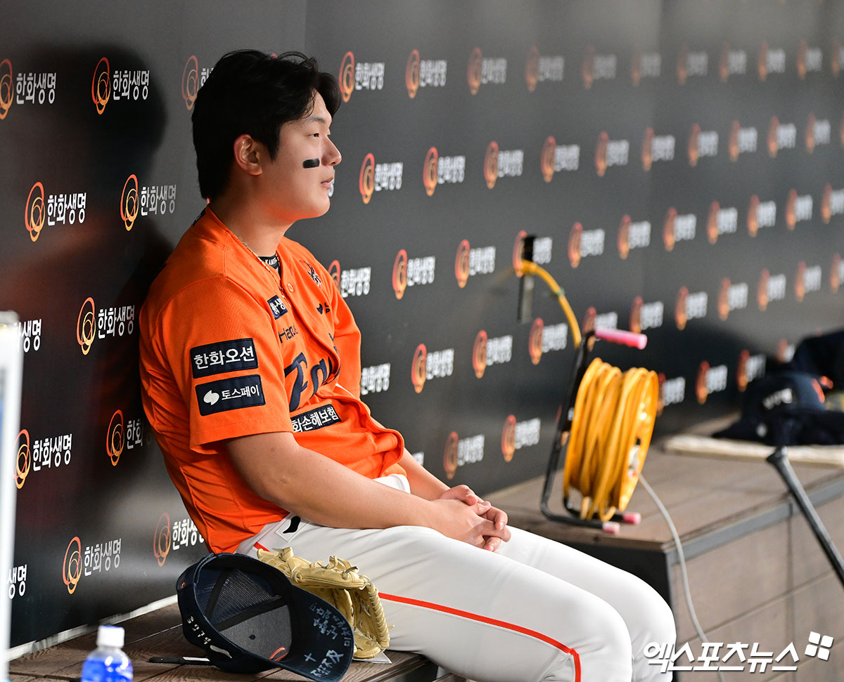 25일 오후 대전 한화생명 볼파크에서 열린 '2025 신한 SOL Bank KBO리그' KT 위즈와 한화 이글스의 경기, 9회말 한화 김서현이 경기를 지켜보고 있다. 대전, 김한준 기자