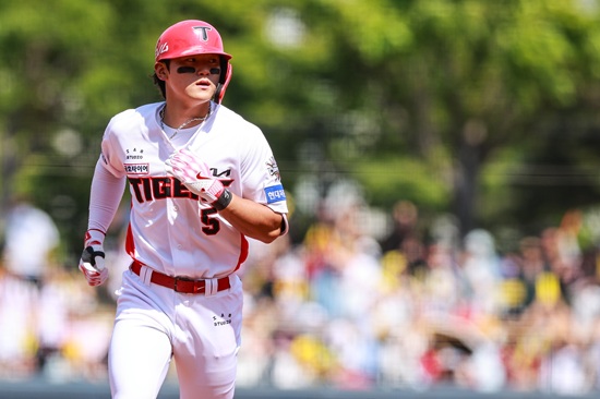 KIA는 26일 광주-기아 챔피언스필드에서 2025 신한 Sol 뱅크 KBO리그 LG 트윈스전을 치러 8-4로 승리했다. 이날 승리로 3연패에서 탈출한 KIA는 시즌 12승 15패를 기록했다. KIA는 1회 말 선두타자 박찬호의 좌전 안타와 김선빈의 볼넷으로 만든 무사 1, 2루 기회에서 김도영의 1타점 중전 적시타가 터져 선취 득점을 챙겼다. 김도영은 3회 말 1사 뒤엔 상대 선발 투수 이지강의 3구째 126km/h 커브를 통타해 비거리 105m짜리 우월 솔로 홈런을 쏘아 올렸다. 김도영의 시즌 마수걸이 포였다. KIA 타이거즈