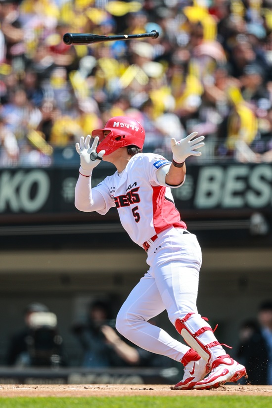 KIA는 26일 광주-기아 챔피언스필드에서 2025 신한 Sol 뱅크 KBO리그 LG 트윈스전을 치러 8-4로 승리했다. 이날 승리로 3연패에서 탈출한 KIA는 시즌 12승 15패를 기록했다. KIA는 1회 말 선두타자 박찬호의 좌전 안타와 김선빈의 볼넷으로 만든 무사 1, 2루 기회에서 김도영의 1타점 중전 적시타가 터져 선취 득점을 챙겼다. 김도영은 3회 말 1사 뒤엔 상대 선발 투수 이지강의 3구째 126km/h 커브를 통타해 비거리 105m짜리 우월 솔로 홈런을 쏘아 올렸다. 김도영의 시즌 마수걸이 포였다. KIA 타이거즈