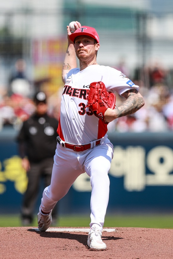 KIA는 26일 광주-기아 챔피언스필드에서 2025 신한 Sol 뱅크 KBO리그 LG 트윈스전을 치러 8-4로 승리했다. 이날 승리로 3연패에서 탈출한 KIA는 시즌 12승 15패를 기록했다. KIA 타이거즈