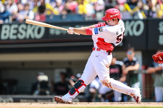 KIA는 26일 광주-기아 챔피언스필드에서 2025 신한 Sol 뱅크 KBO리그 LG 트윈스전을 치러 8-4로 승리했다. 이날 승리로 3연패에서 탈출한 KIA는 시즌 12승 15패를 기록했다. KIA 타이거즈