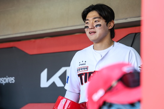 KIA는 26일 광주-기아 챔피언스필드에서 2025 신한 Sol 뱅크 KBO리그 LG 트윈스전을 치러 8-4로 승리했다. 이날 승리로 3연패에서 탈출한 KIA는 시즌 12승 15패를 기록했다. KIA는 1회 말 선두타자 박찬호의 좌전 안타와 김선빈의 볼넷으로 만든 무사 1, 2루 기회에서 김도영의 1타점 중전 적시타가 터져 선취 득점을 챙겼다. 김도영은 3회 말 1사 뒤엔 상대 선발 투수 이지강의 3구째 126km/h 커브를 통타해 비거리 105m짜리 우월 솔로 홈런을 쏘아 올렸다. 김도영의 시즌 마수걸이 포였다. KIA 타이거즈