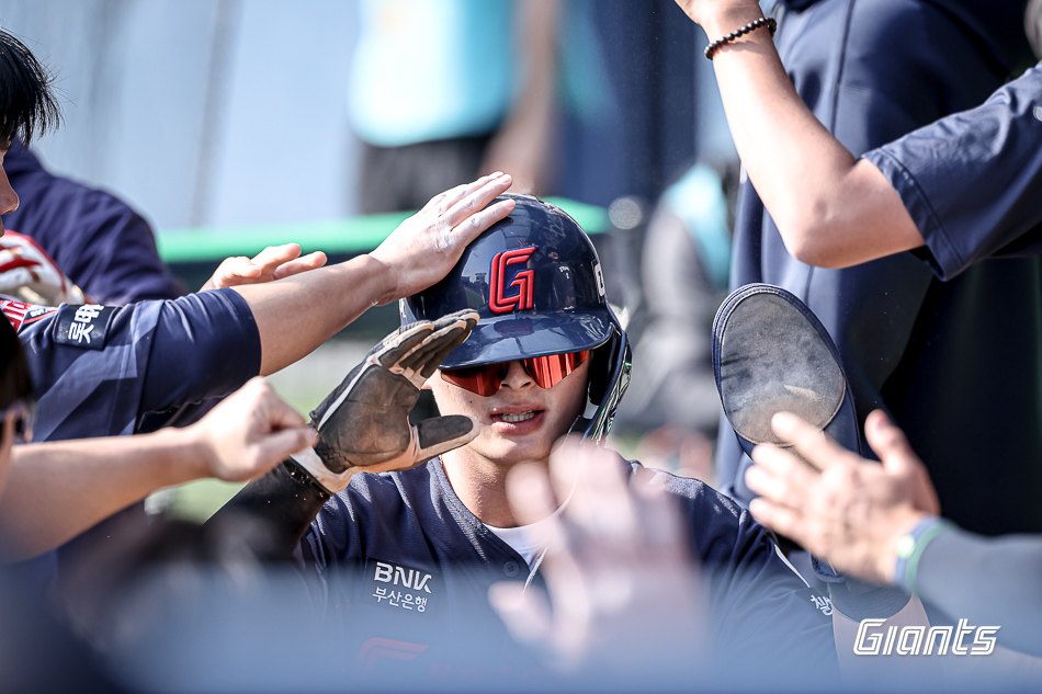 롯데 자이언츠 윤동희가 26일 잠실 두산 베어스전에서 득점한 뒤 축하 받고 있다. 롯데 자이언츠