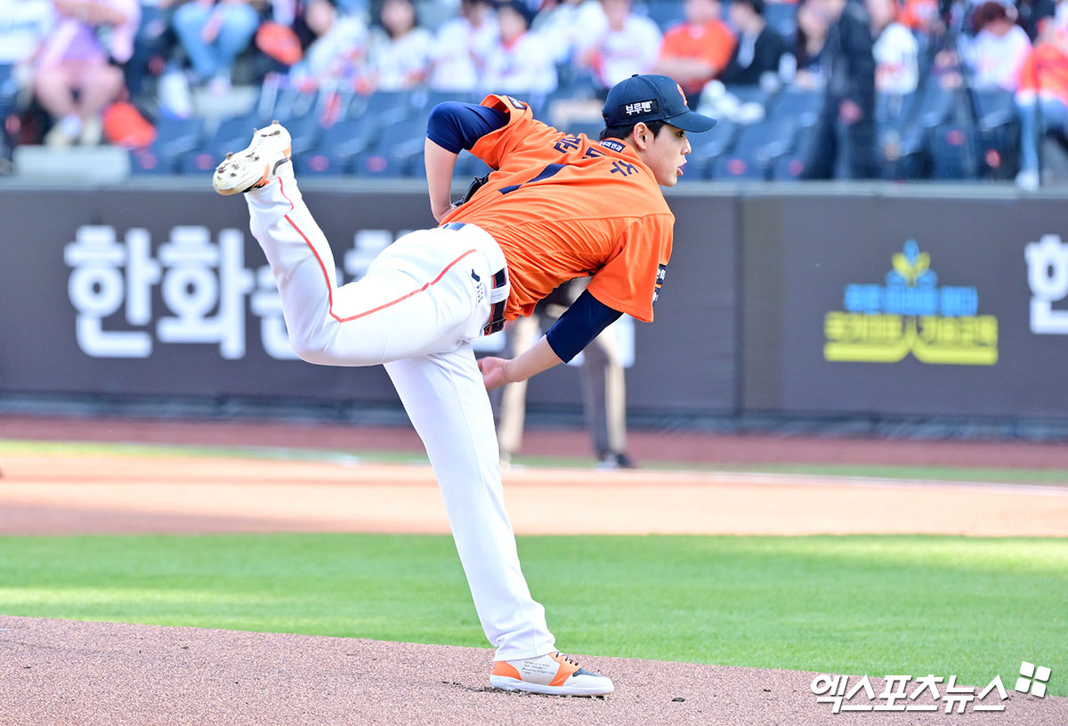 26일 오후 대전 한화생명 볼파크에서 열린 '2025 신한 SOL Bank KBO리그' KT 위즈와 한화 이글스의 경기, 1회초 한화 선발투수 문동주가 공을 힘차게 던지고 있다. 대전, 김한준 기자