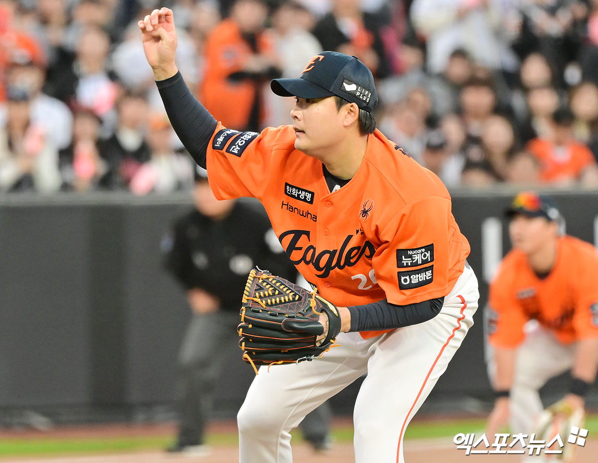 26일 오후 대전 한화생명 볼파크에서 열린 '2025 신한 SOL Bank KBO리그' KT 위즈와 한화 이글스의 경기, 8회초 2사 1루 한화 한승혁이 공을 힘차게 던지고 있다. 대전, 김한준 기자