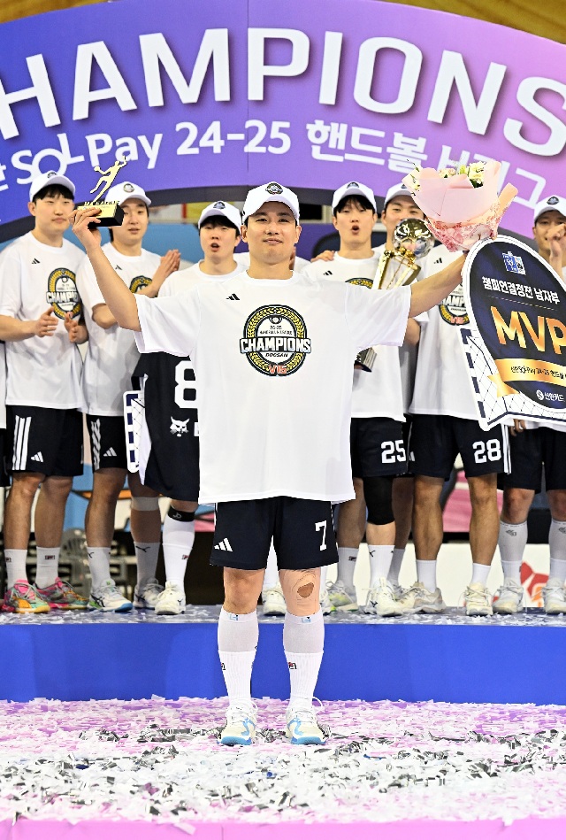 남자핸드볼 두산 이한솔이 26일 챔피언결정전 MVP를 수상한 뒤 기념촬영하고 있다. 한국핸드볼연맹
