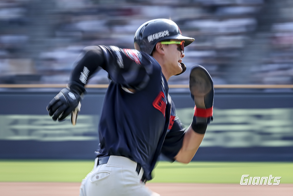 롯데 자이언츠 윤동희가 26일 잠실 두산 베어스전에서 주루하고 있다. 롯데 자이언츠