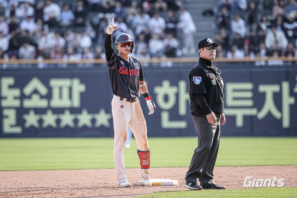 롯데 자이언츠 윤동희가 26일 잠실 두산 베어스전에서 세리머니하고 있다. 롯데 자이언츠