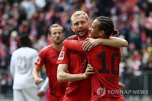 바이에른 뮌헨은 26일(한국시간) 독일 뮌헨에 위치한 알리안츠 아레나에서 열린 마인츠와의 2024-25시즌 분데스리가 31라운드 홈경기에서 3-0 완승을 거뒀다. 이날 김민재는 선발로 출전했지만 전반 45분만 뛰고 교체됐다. 뮌헨은 지난해 10월부터 아킬레스건 부상을 입은 채로 경기를 뛴 김민재를 관리하는 차원에서 후반전 시작과 동시에 교체했다. 연합뉴스