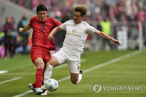 바이에른 뮌헨은 26일(한국시간) 독일 뮌헨에 위치한 알리안츠 아레나에서 열린 마인츠와의 2024-25시즌 분데스리가 31라운드 홈경기에서 3-0 완승을 거뒀다. 이날 김민재는 선발로 출전했지만 전반 45분만 뛰고 교체됐다. 뮌헨은 지난해 10월부터 아킬레스건 부상을 입은 채로 경기를 뛴 김민재를 관리하는 차원에서 후반전 시작과 동시에 교체했다. 연합뉴스